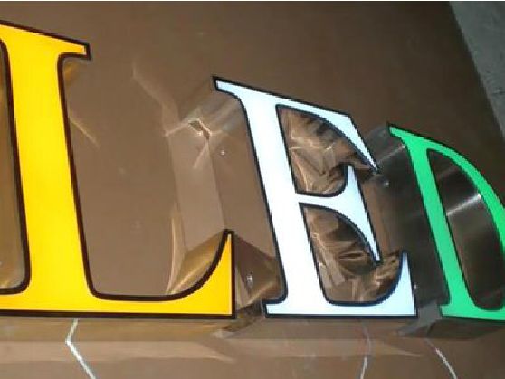 恭城介绍LED招牌的基础知识。